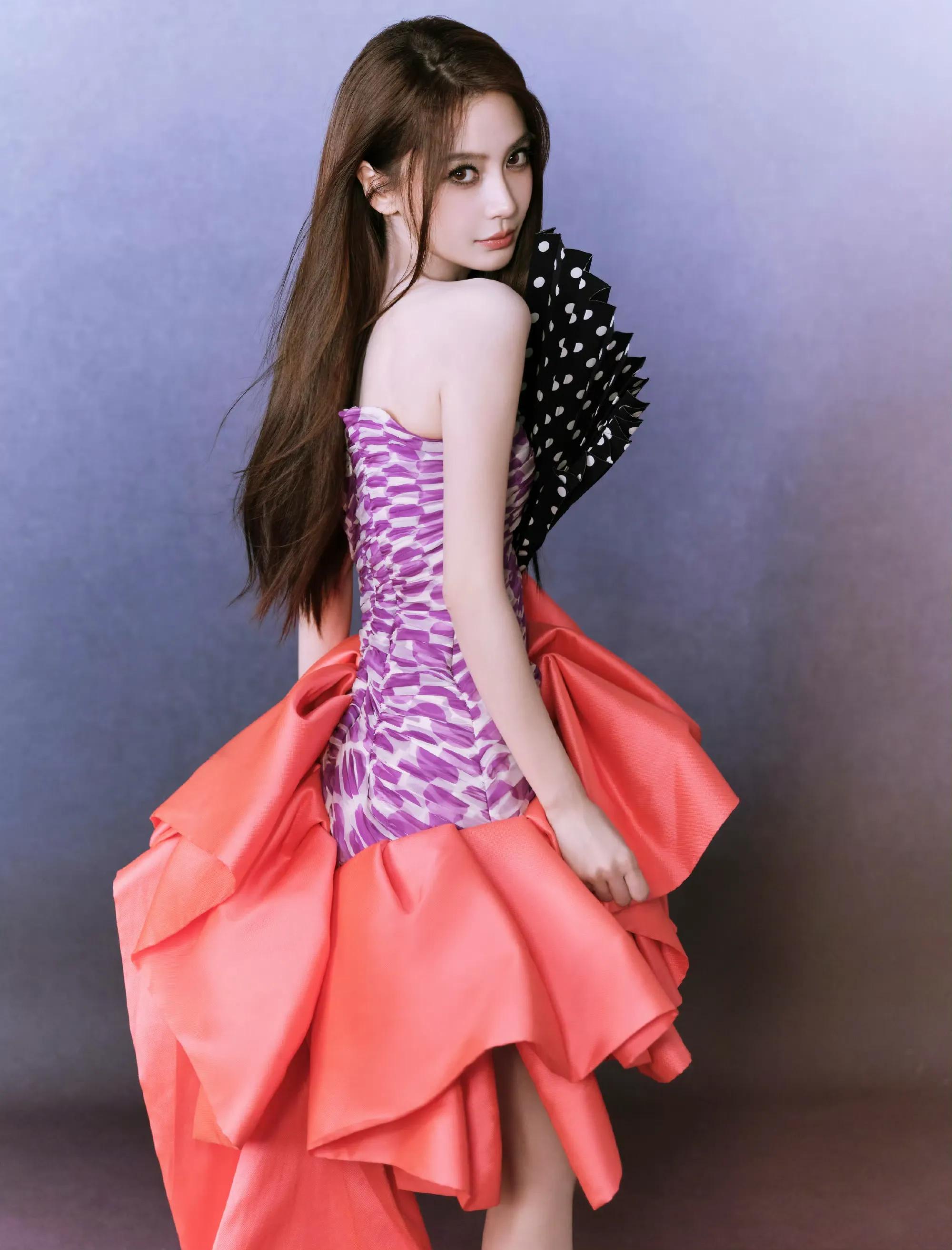 杨颖露肩裙超美