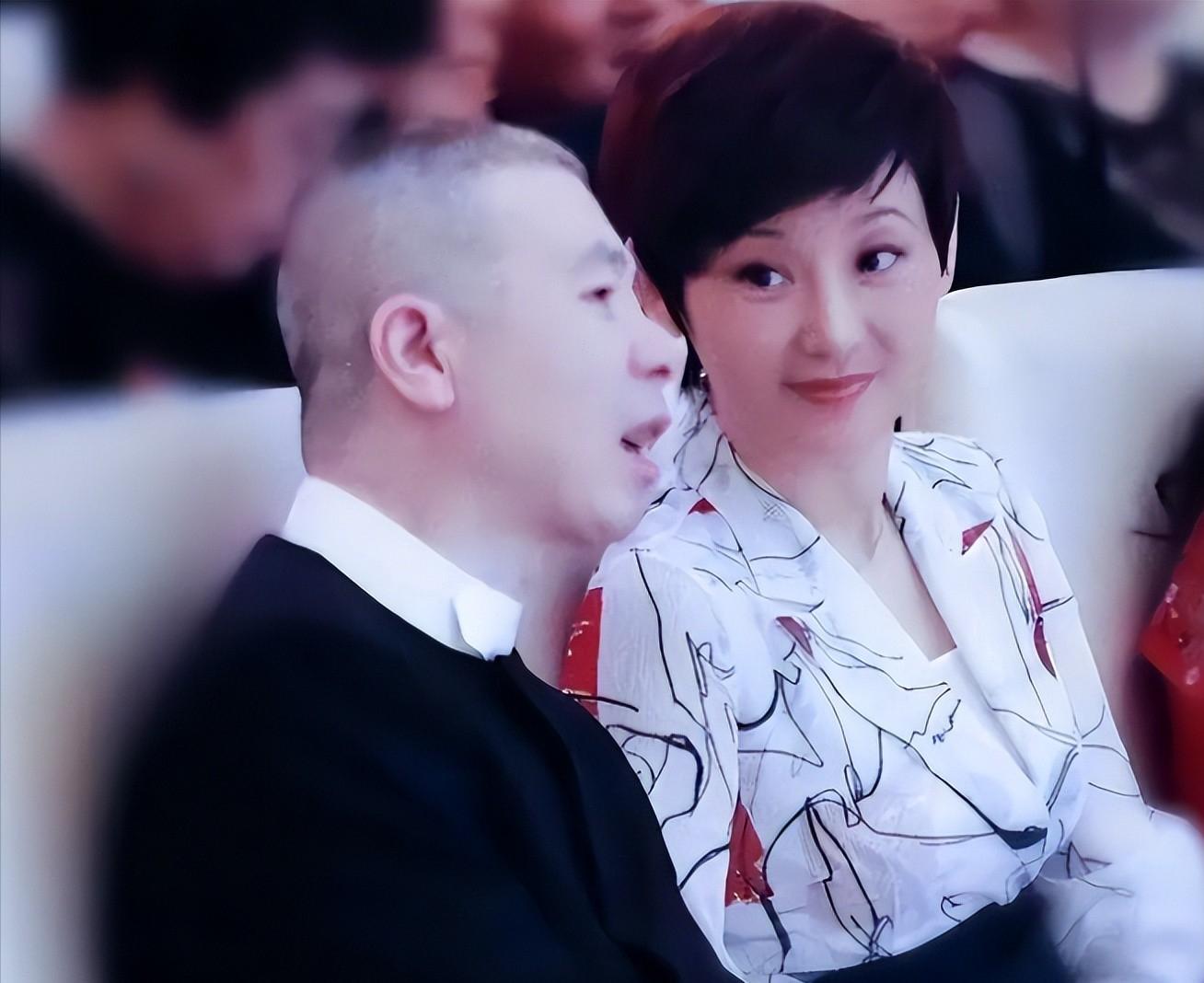 58岁徐帆近照美人迟暮!皮松肉垮老到不敢认,步履蹒跚像走不动路