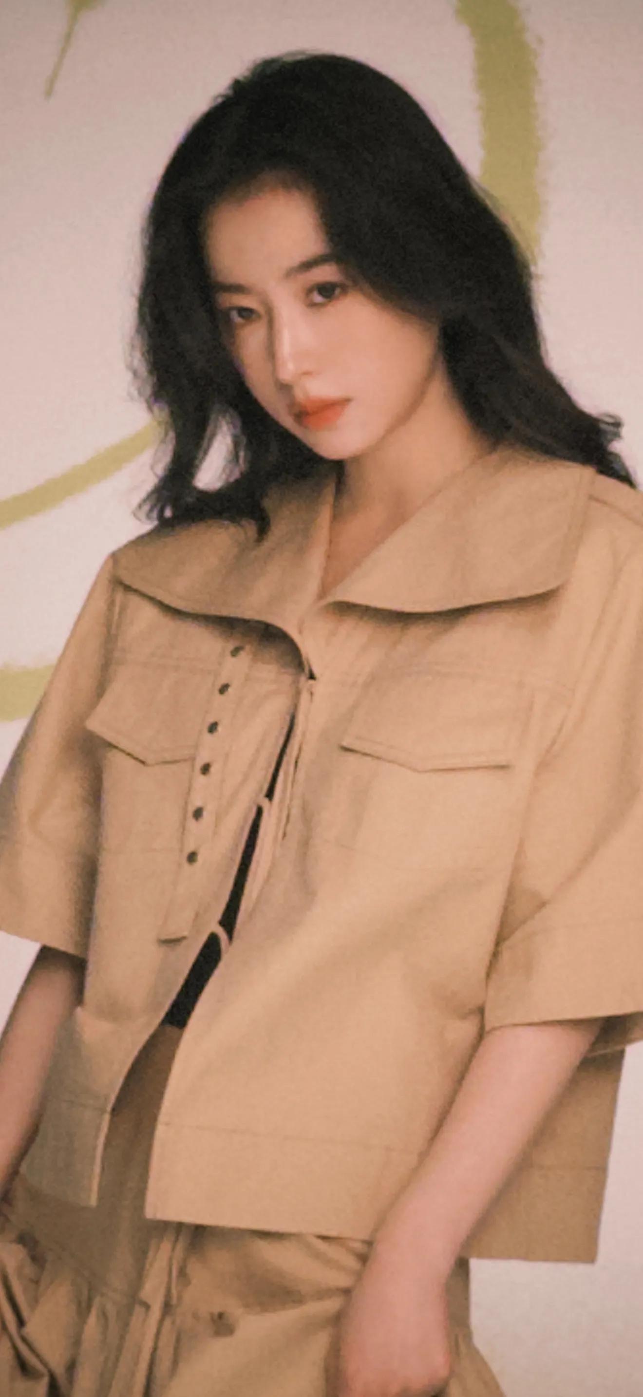 周雨彤松弛感满满壁纸