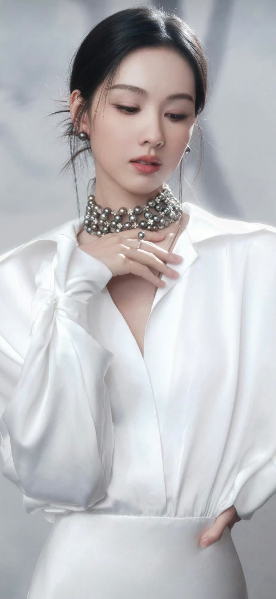 陈都灵一袭湖蓝礼裙,清冷气质美到犯规