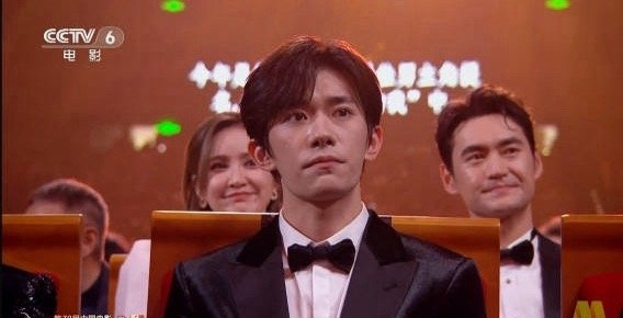 巧合还是玄学？坐在五位影帝身后的男人，袁弘才是最强背景板