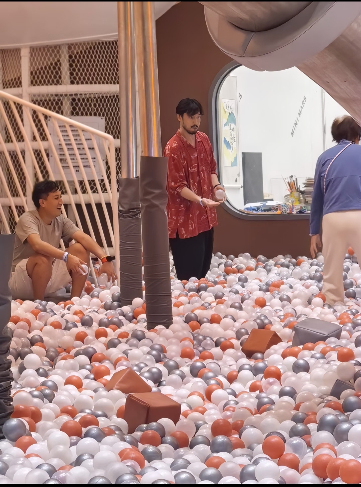 王传君齐溪带娃被偶遇,齐溪身材高挑王传君红衣抢镜,两人好般配