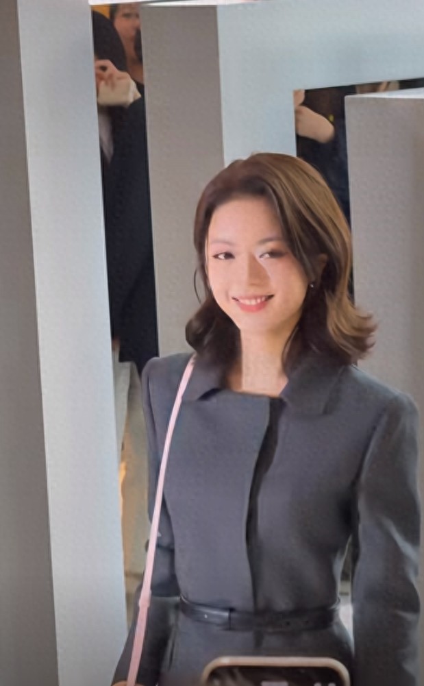 赵今麦亮相SKP日默瓦活动，灰色收腰套装显干练，甜笑气质超绝