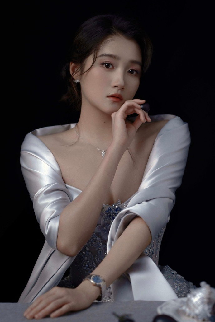 关晓彤这身材和这气质，简直是人间富贵花啊！