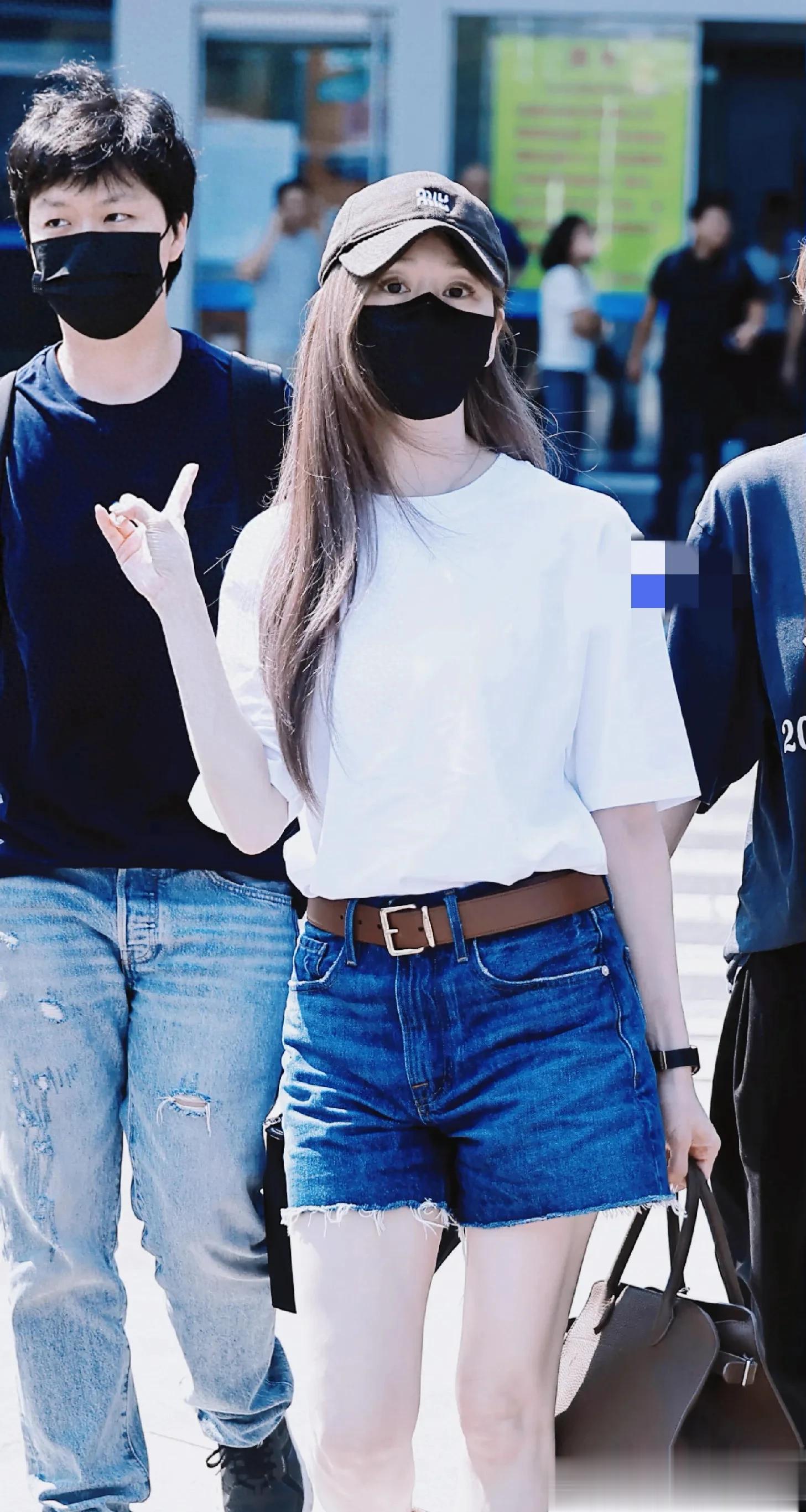 王心凌北京大兴机场出发照,穿白色短袖搭配牛仔裤短裤腿又白又细