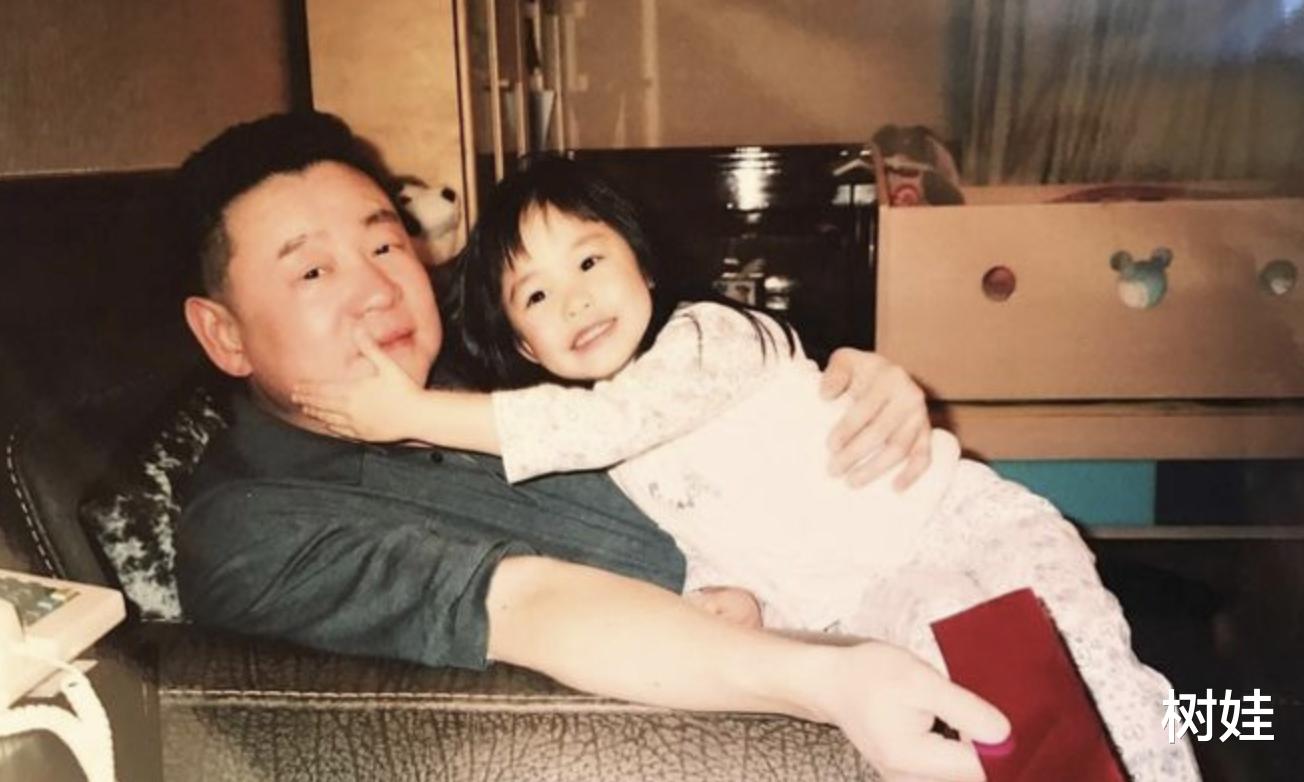 刘銮雄女儿23岁生日，与吕丽君外出庆祝称家人最棒，刘銮雄没来