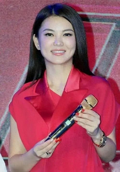 看完翁青雅采访翻车，再看朱珠当主持人时期，没有对比就没有伤害