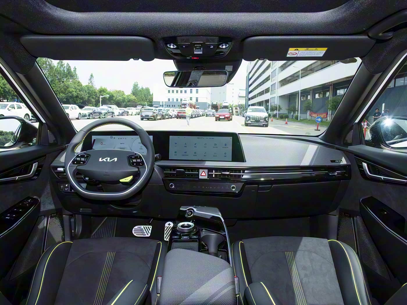 进口纯电轿跑SUV，配运动外观+刹车卡钳，双电机四驱，续航555Km