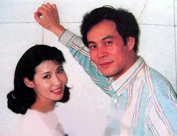 “吕布”张光北在山西旅游,前额秃头,还有了小肚子,苍老了好多