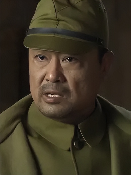 他是正师级待遇演员，既演军旅硬汉又演怕老婆的妻管严