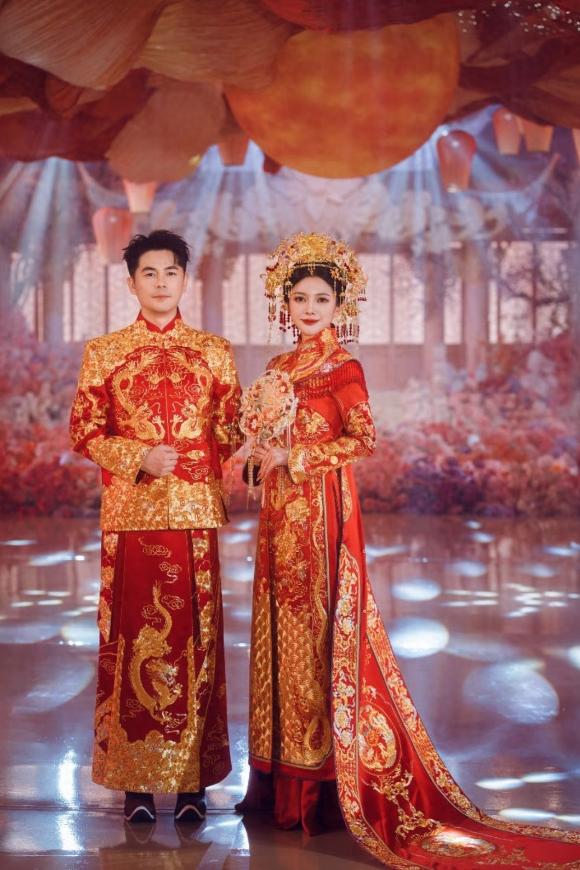 36岁文咏珊产后首露面！穿粉色新中式参加好友婚礼，小脸圆润好美