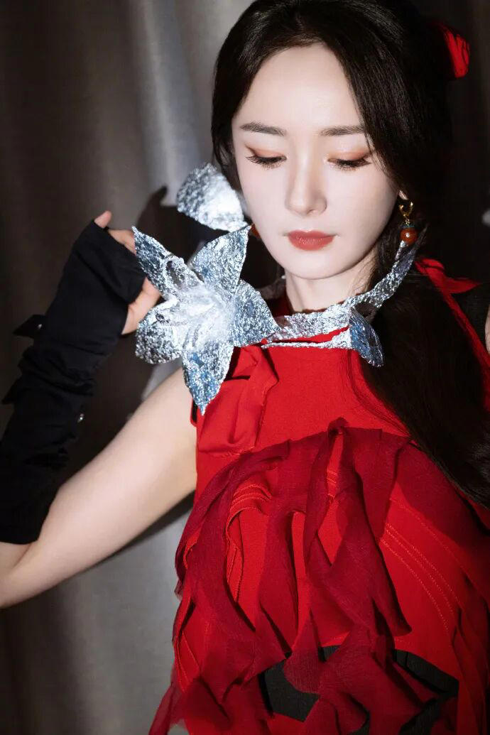 杨幂新妆造引热议，红裙衬托五官灵动，颜值比雪见时期更高一筹