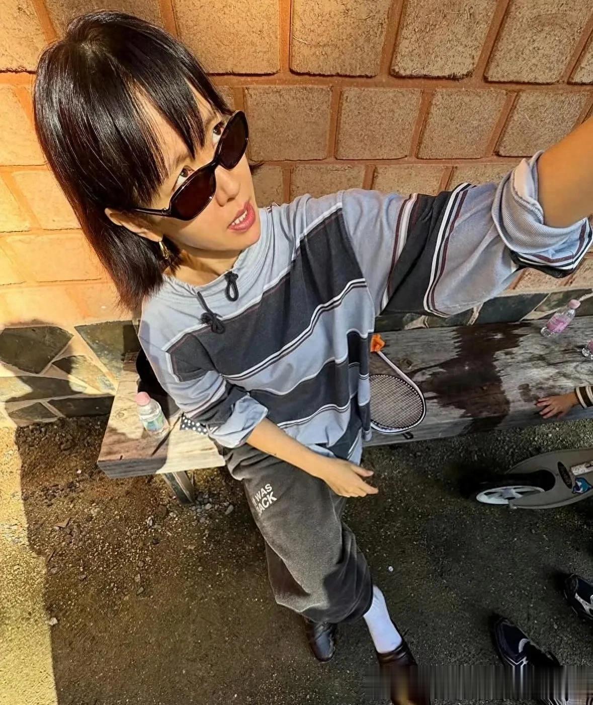 孙艺珍剪了短发“差点认不出”！穿条纹衫搭牛仔裤，素颜很真实