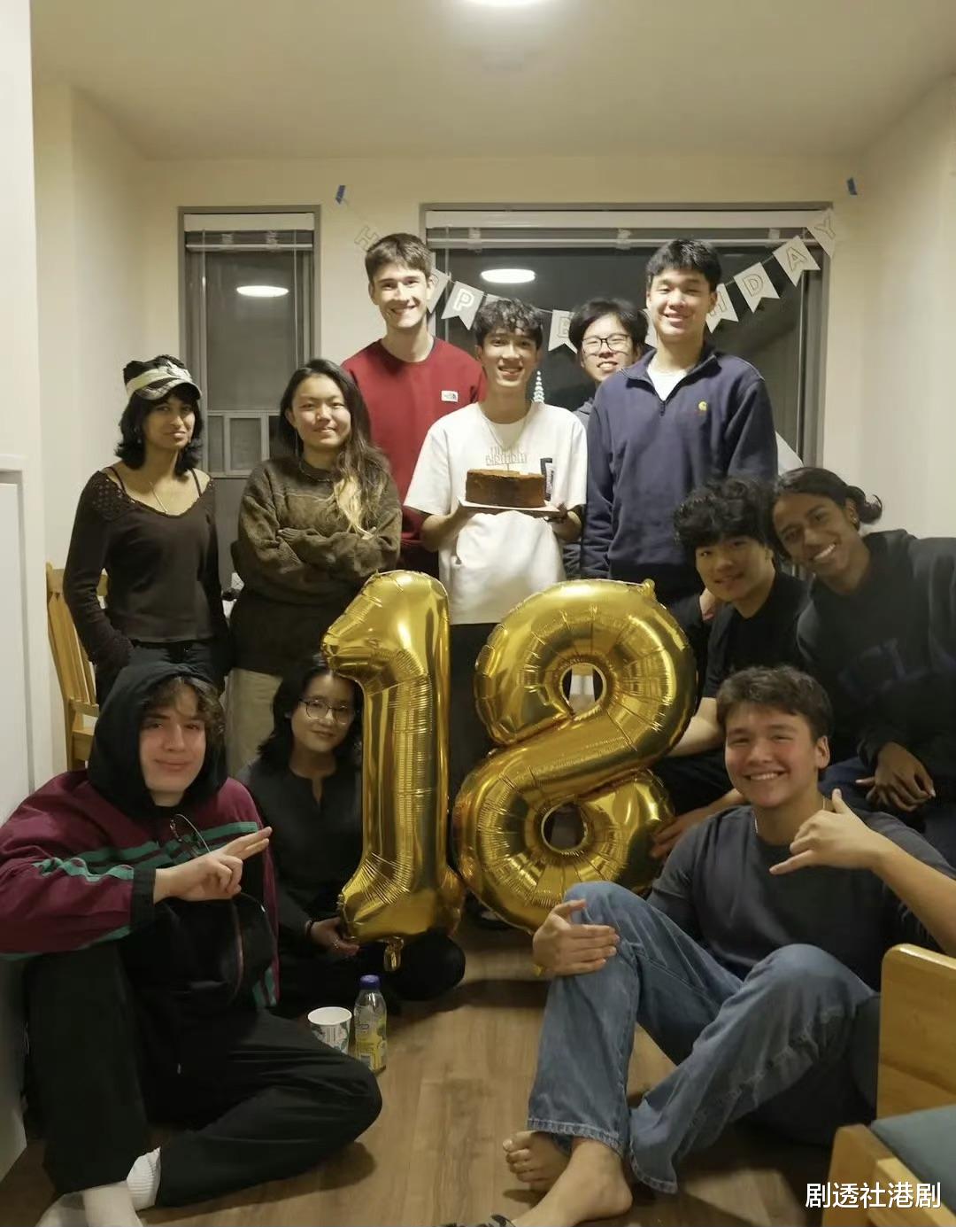 李克勤大儿子喜迎18岁生日！国外获好友庆祝成人礼，被赞颜值高