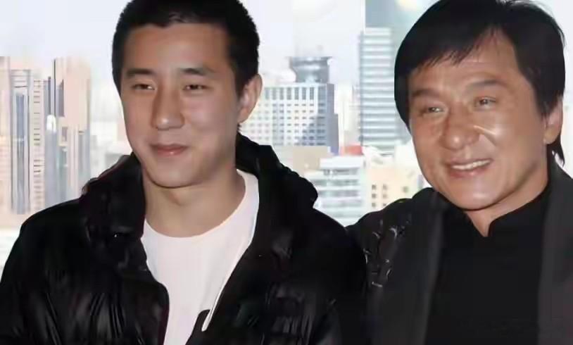 成龙晚年悔悟，当众承认教育错了，儿子怕到连电话都不敢给他打