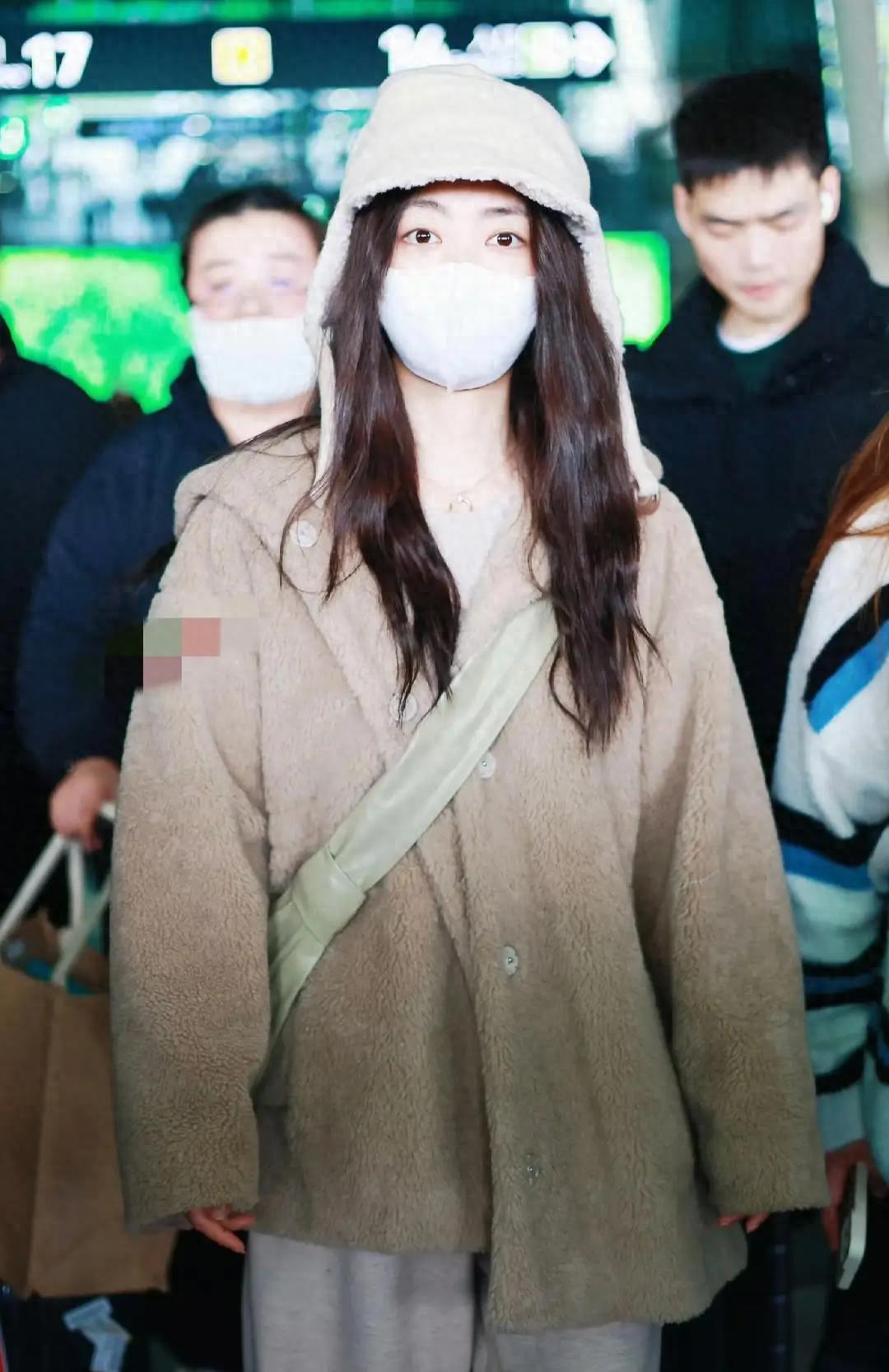 谭松韵穿泰迪大衣现身机场，毛绒帽造型软萌又可爱