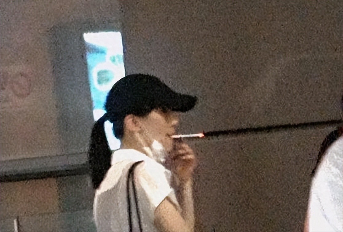 外表仙女私下老烟枪的7位女明星，刘亦菲竟在其中