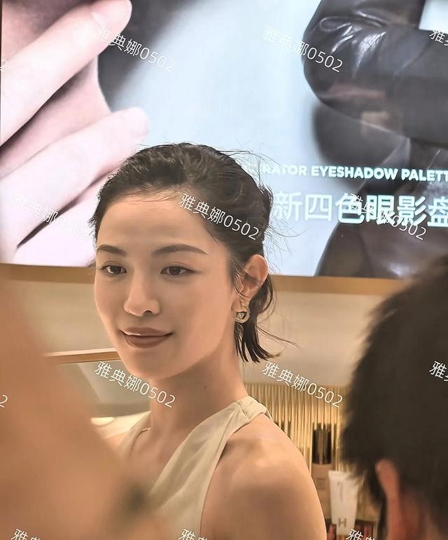 钟楚曦本人没有网上说的那么漂亮,长相太硬朗不够柔美很像萧敬腾