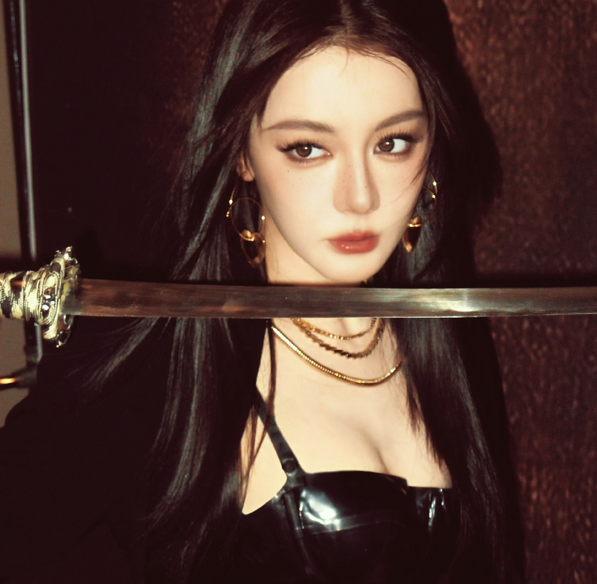 迪丽热巴剧宣《枭起青壤》，身穿黑色皮质拼接裙，又美又飒