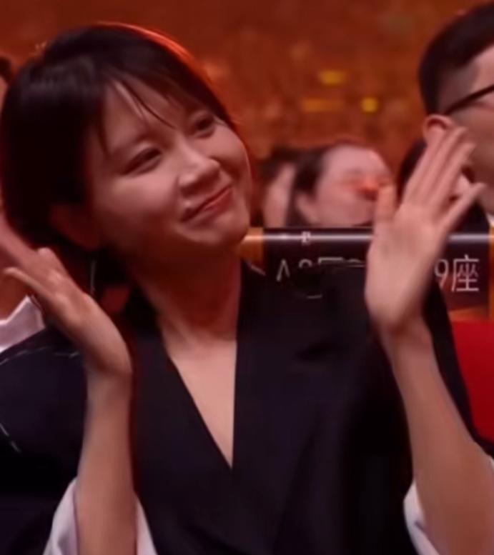 宋佳夺金鸡奖“影后”的瞬间，女演员间的微表情展现出一张人情网