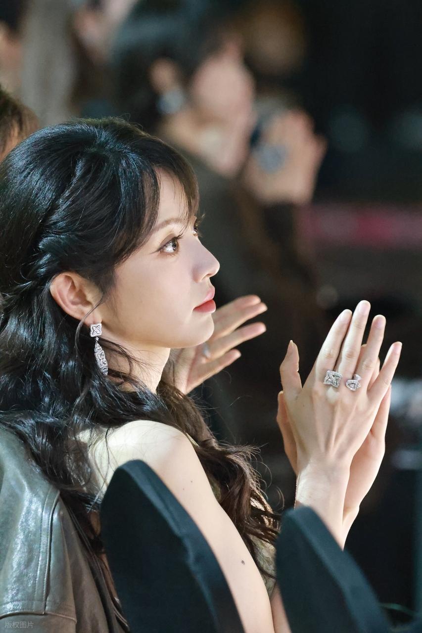 田曦薇惊艳亮相星光大赏，萝莉脸魔鬼身材惹人羡，本人白到发光！