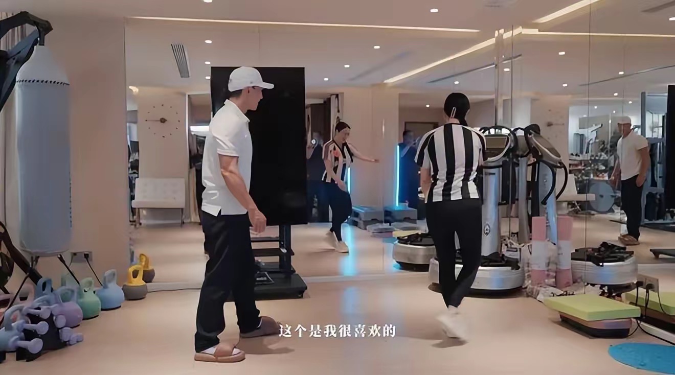 钟丽缇在家招待刘耕宏,3人吃6个菜还亲自喂肥牛,北京豪宅超气派