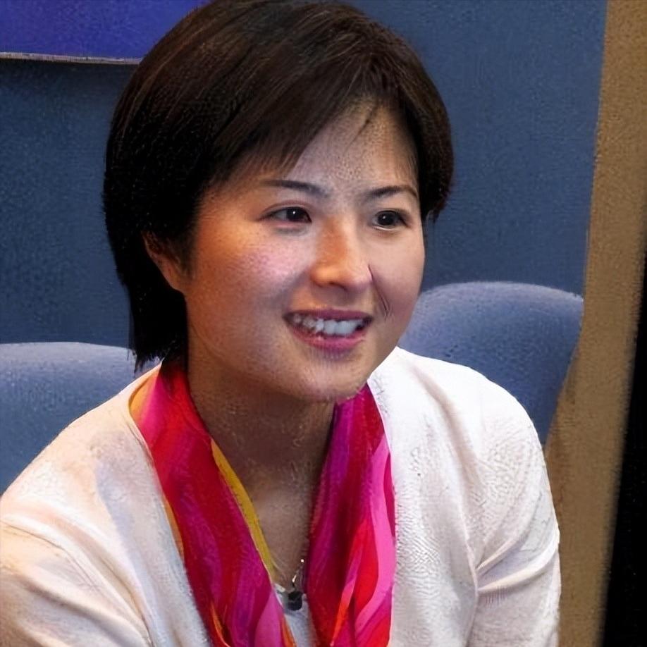 辞去央视工作，嫁大18岁李铁为妻，如今52岁张泉灵已走上另一条路