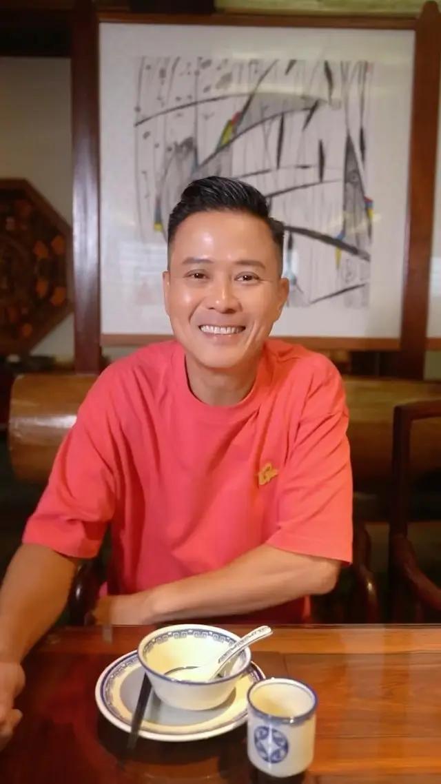 前TVB演员内地发展被嘲死茄喱啡，罕晒26年前结婚照感谢太太包容
