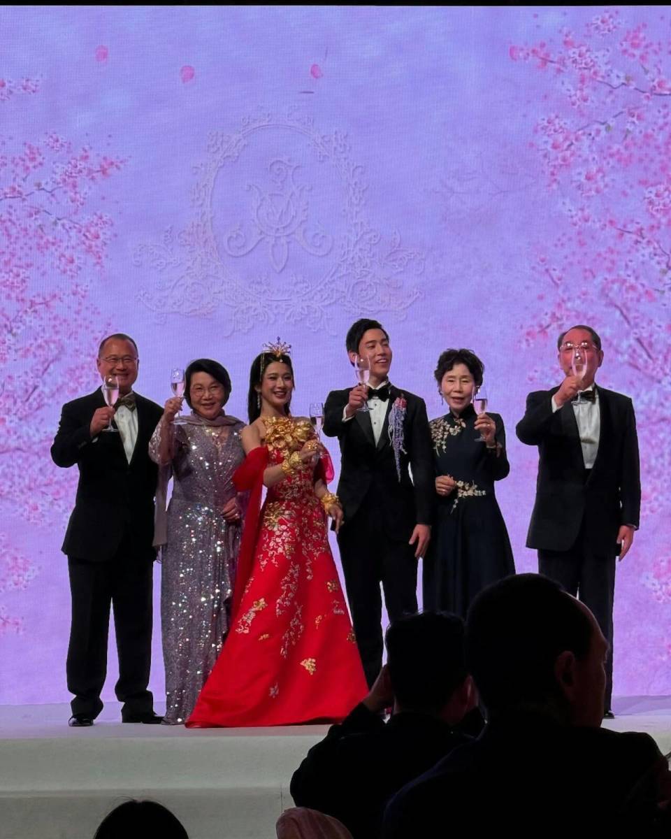 40亿千金风光大嫁，全身戴满金器，席开20余桌，诸多艺人现身捧场