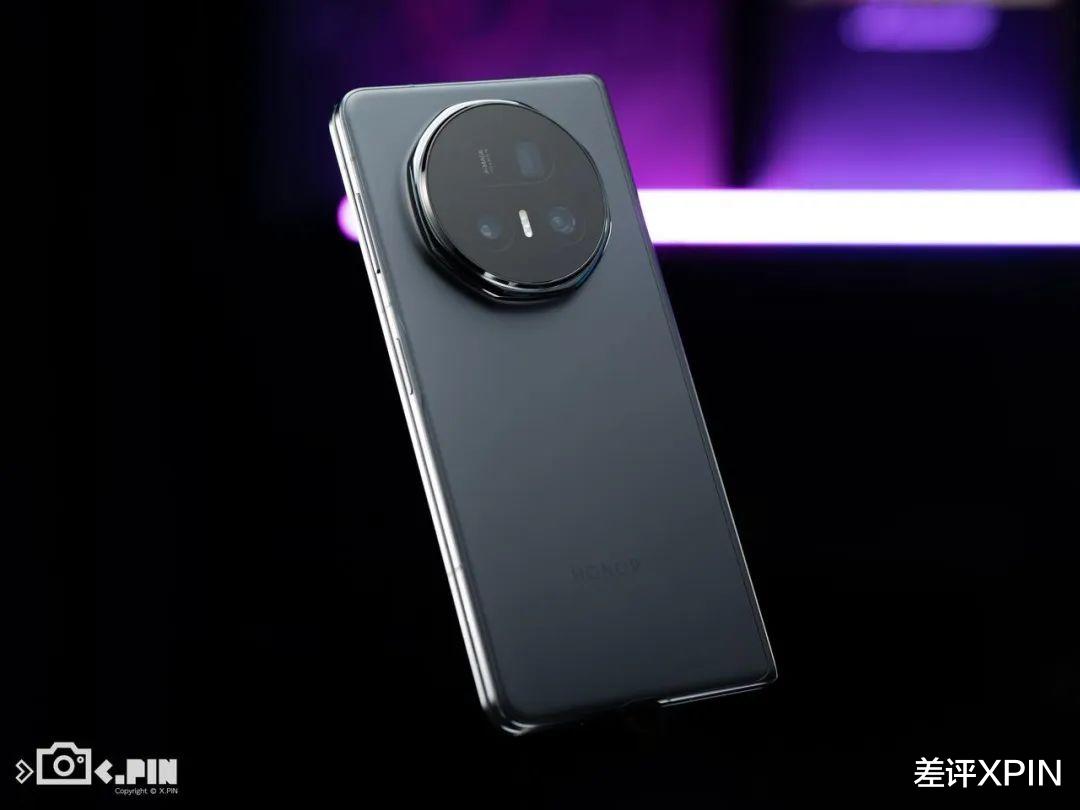 榮耀發布了一臺8999的折疊屏，這次又多了不少小心機