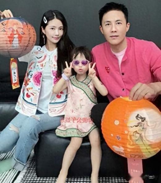 杜淳带着妻子女儿温馨合照女儿小蛋饺首次露脸 像个洋娃娃漂亮可爱