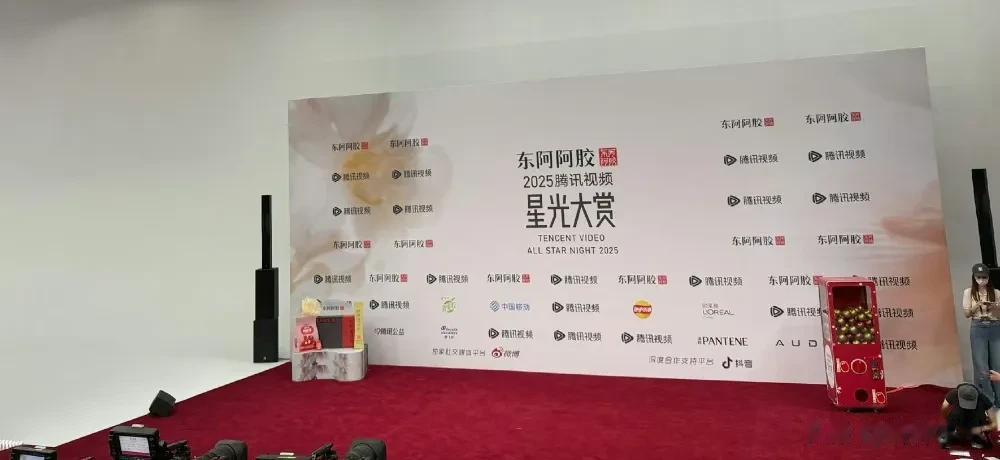 星光大赏太尴尬！抢话挡镜头，念错字场地还小，被嘲是灯光小赏