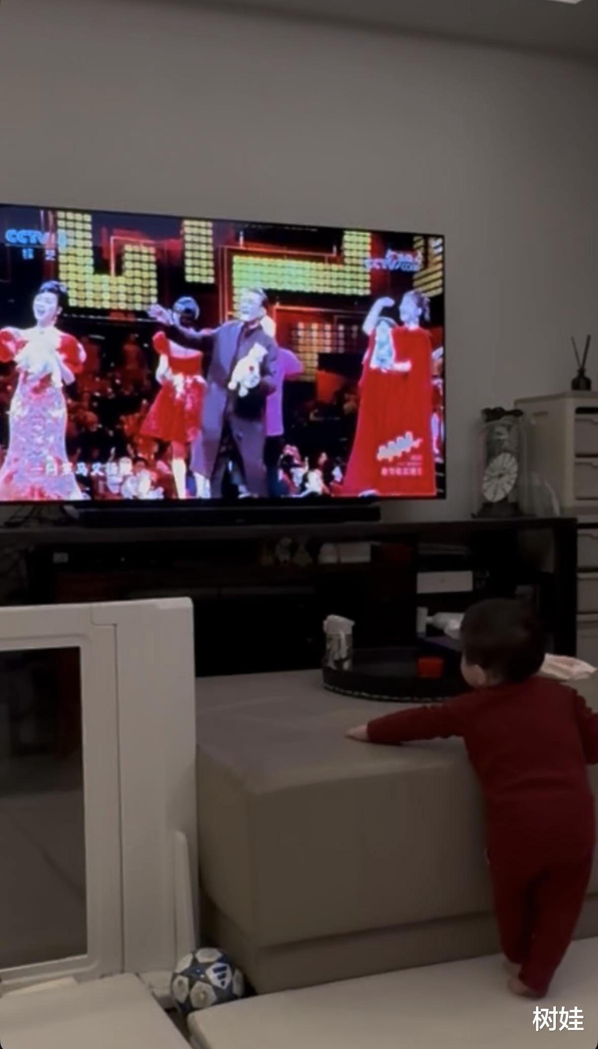 梁家辉在北京上春晚，俩女儿带孩子在家看春晚，混血外孙目不转睛