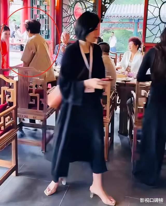 张兰下飞机直奔前夫的现任家,两人是闺蜜,表示一起做时尚博主