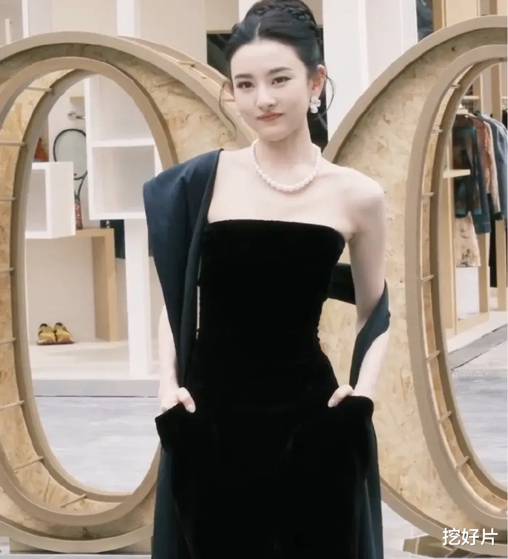 VOGUE红毯:景甜黑色旗袍曼妙,朱珠撑住了,宋祖儿瘦成大头娃娃