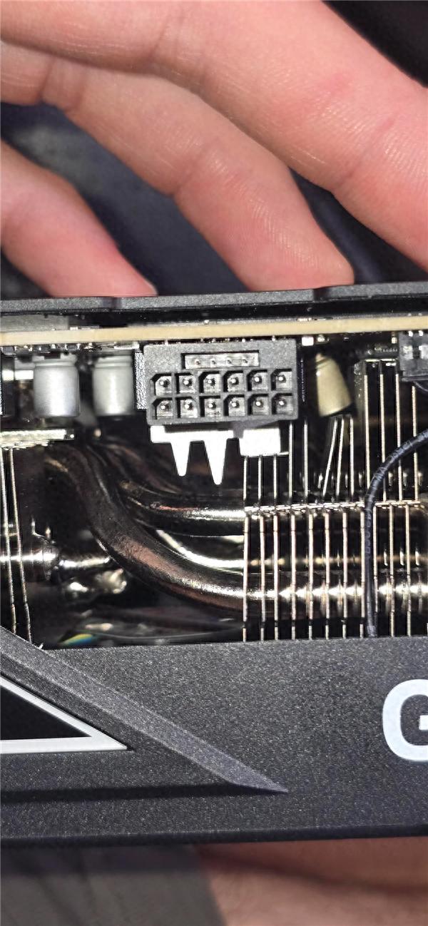 罕見！RTX 5090發生電容爆炸：散熱片都被炸彎