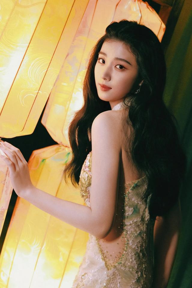 卢昱晓一袭金丝旗袍，发丝浓密，眼波流连，惊艳了时光