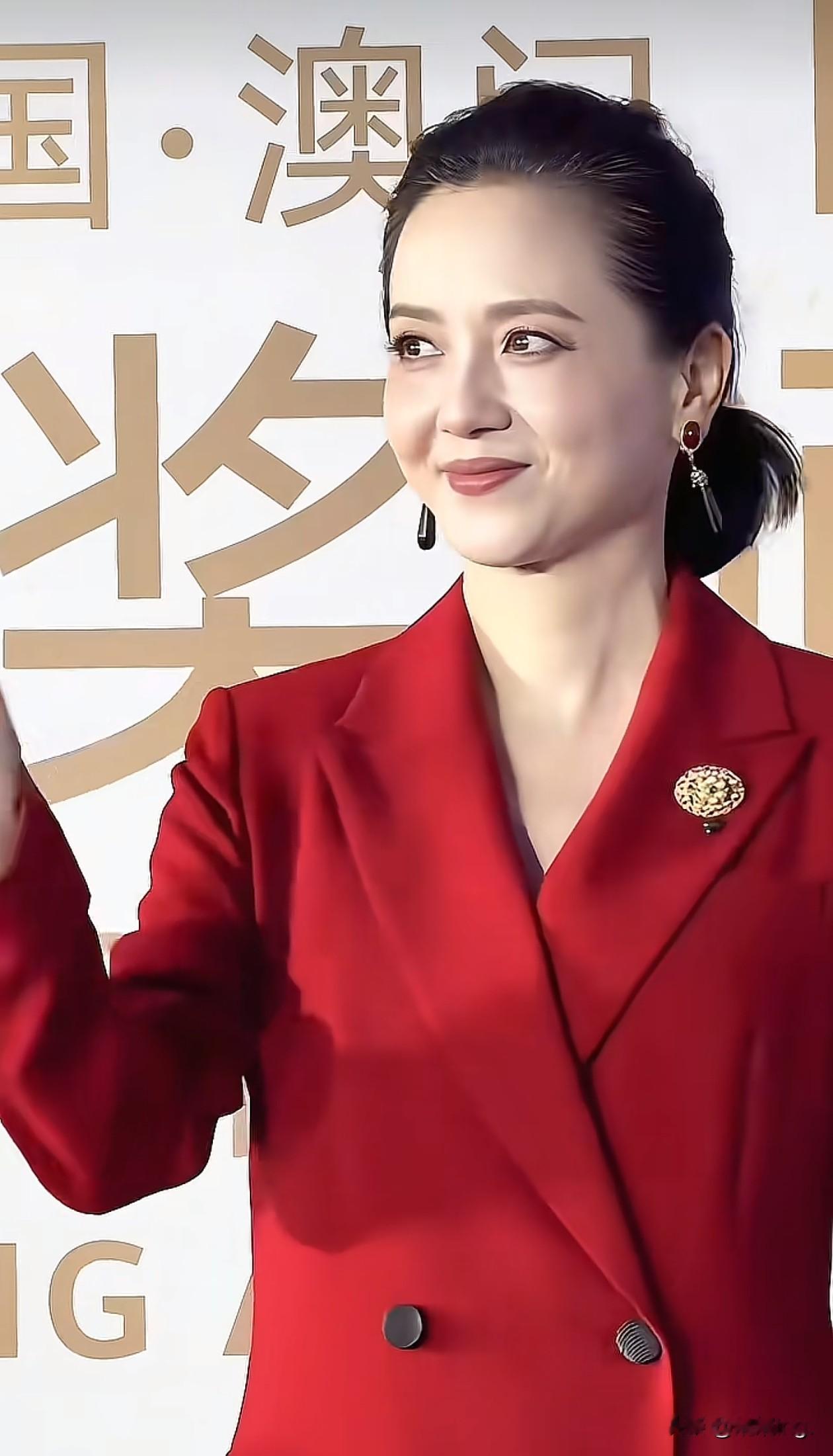 59岁陶慧敏活动穿搭：红大衣+黑靴子，喜庆时髦，状态好得像35岁