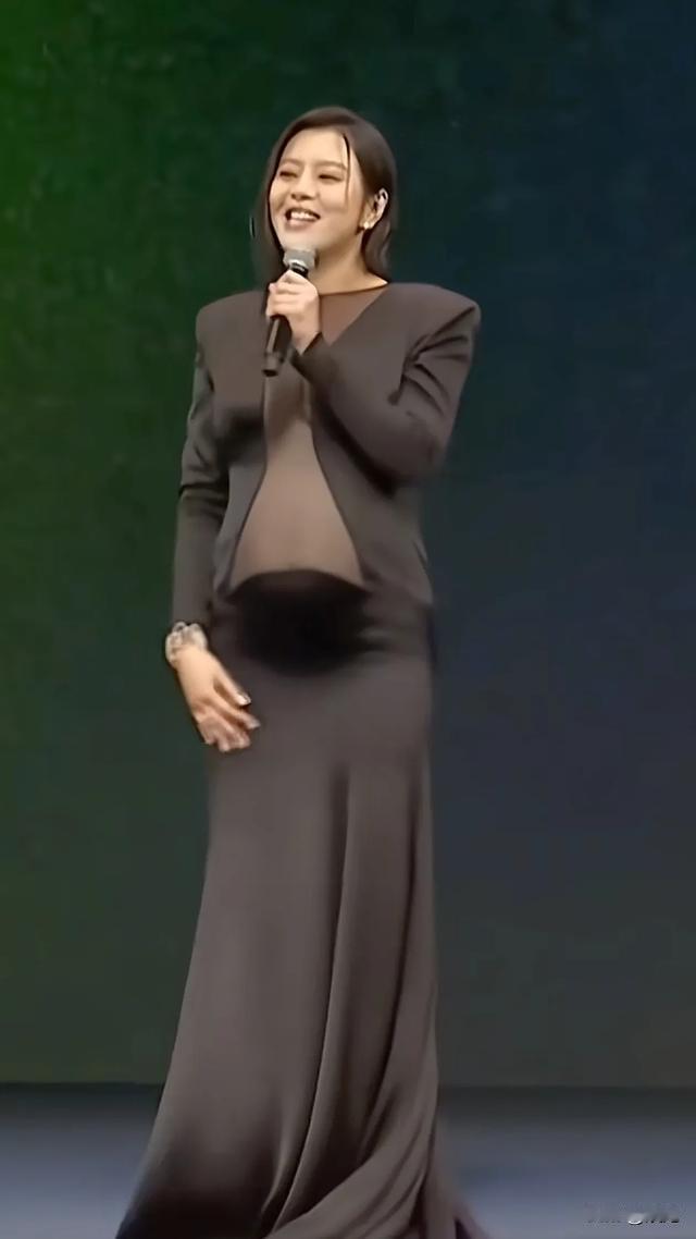 36岁刘品言穿薄纱黑裙主持活动,大秀五个月孕肚,“阿奴”好大胆
