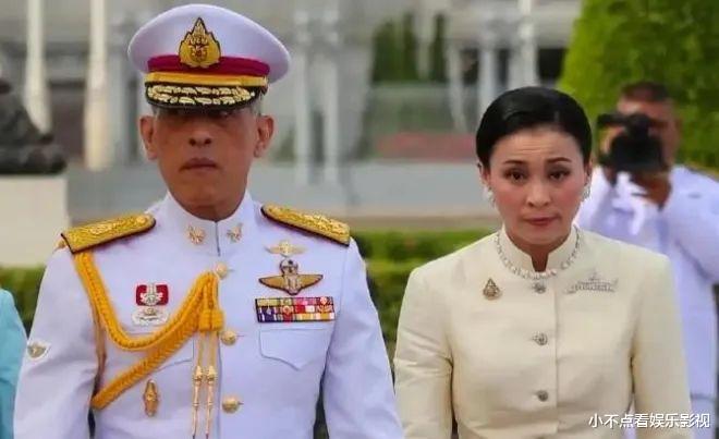 20岁提拉蓬登上海报，一脸阴沉表情展露无疑，与苏提达苦大仇深