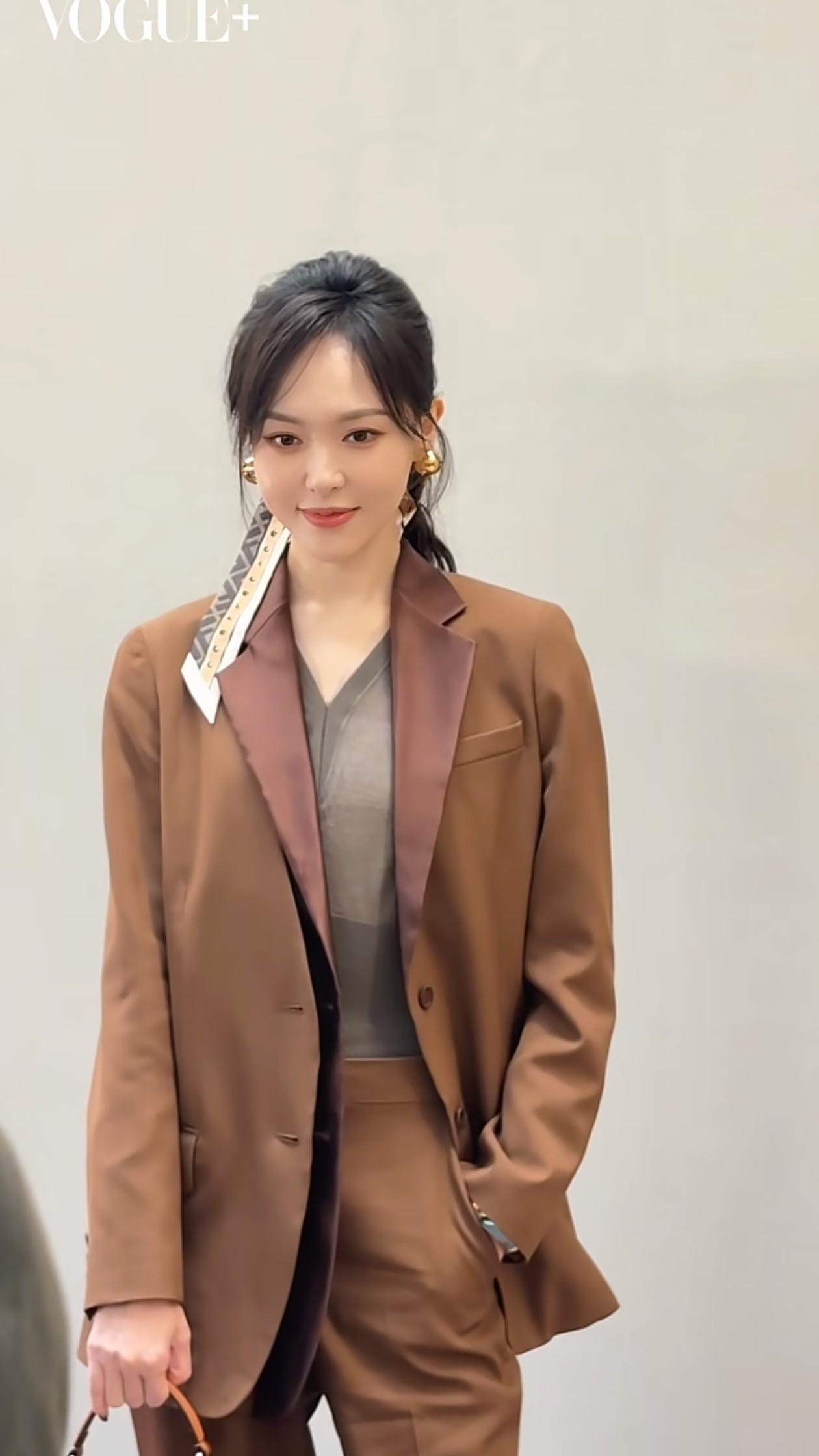 唐嫣活动穿搭：西装外套+喇叭裤，干练又时髦，状态好得不像41岁