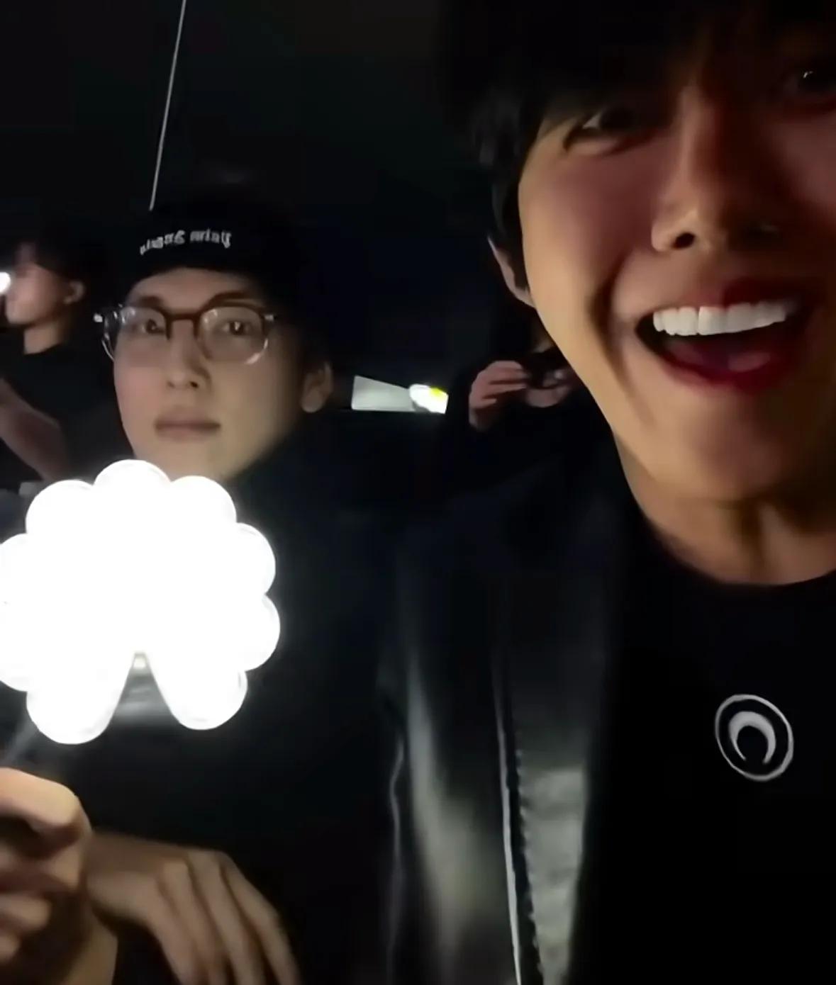 黄光熙任时完观看权志龙演出,并晒出亲密合照,又给黄光熙爽到了