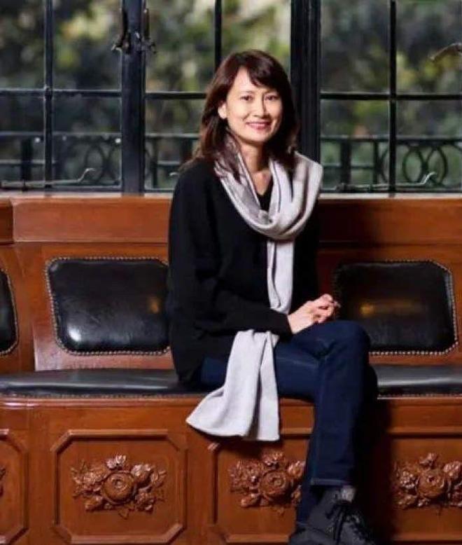 主持人燕子姐姐近况！69岁重返上海舞台，女儿是美国毕业的高材生