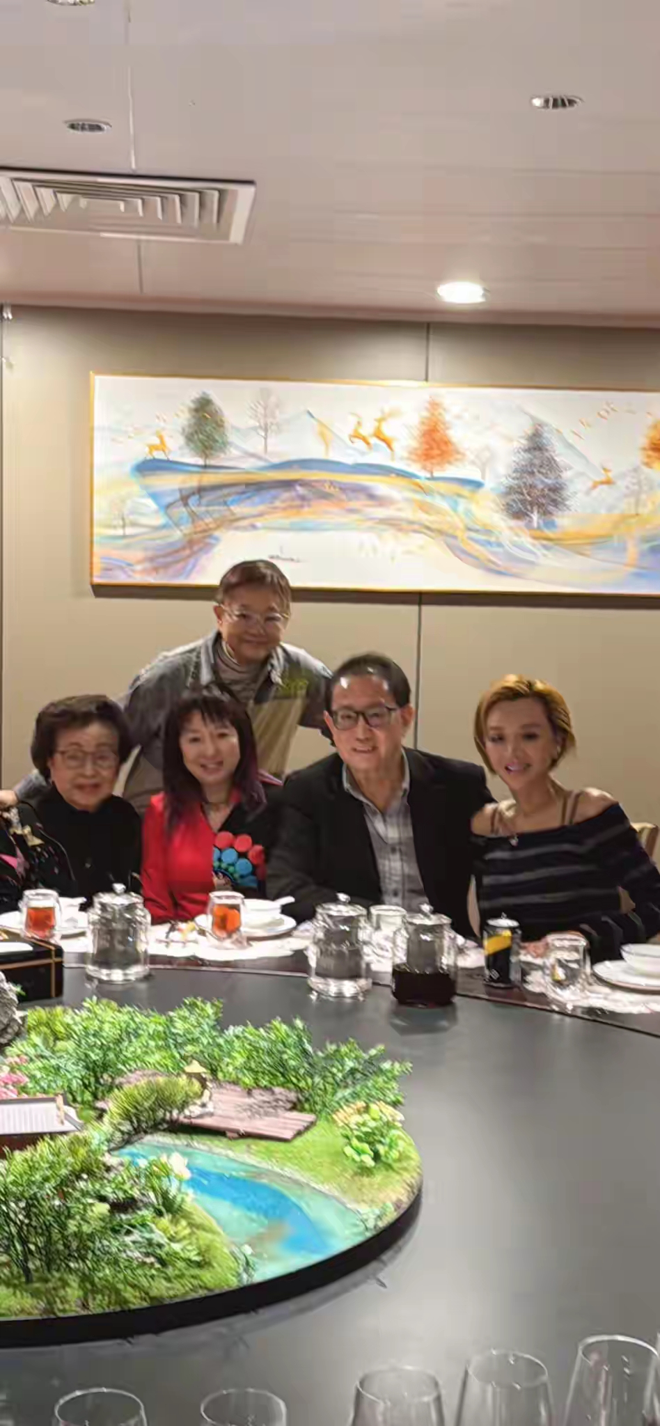 94岁TVB老戏骨与友人叙旧精神佳，曾家中晕倒手术，心态乐观