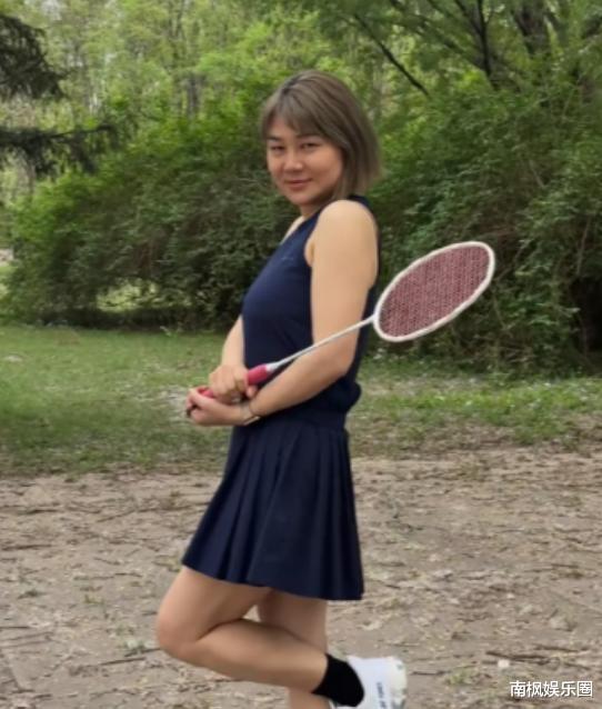 贾玲最近杀疯了！素颜状态，耀眼自信，变的是面相不变的是笑容