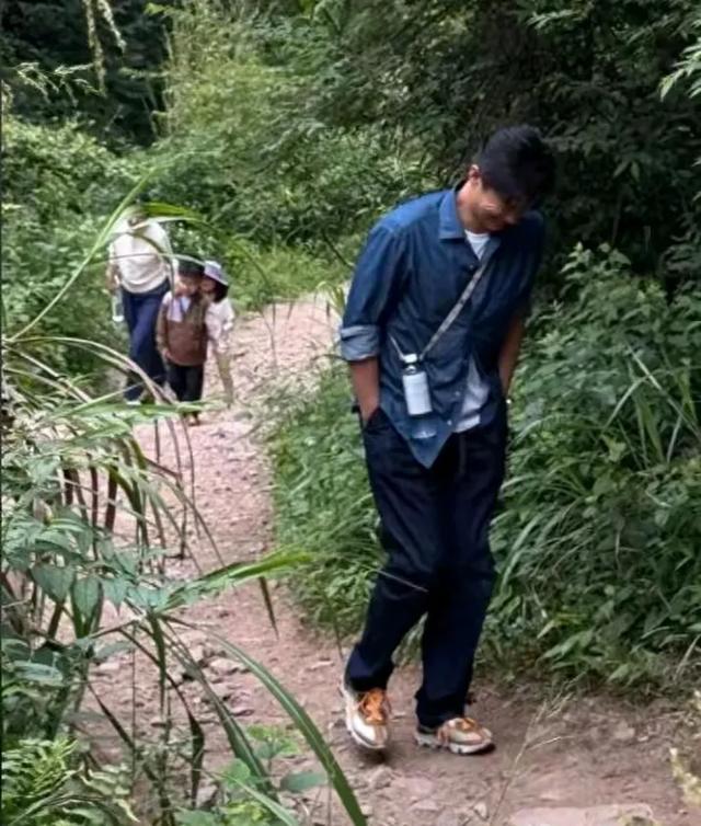 朱丹周一围端午节带娃爬山好温馨，7岁女儿和四岁儿子都近视了？