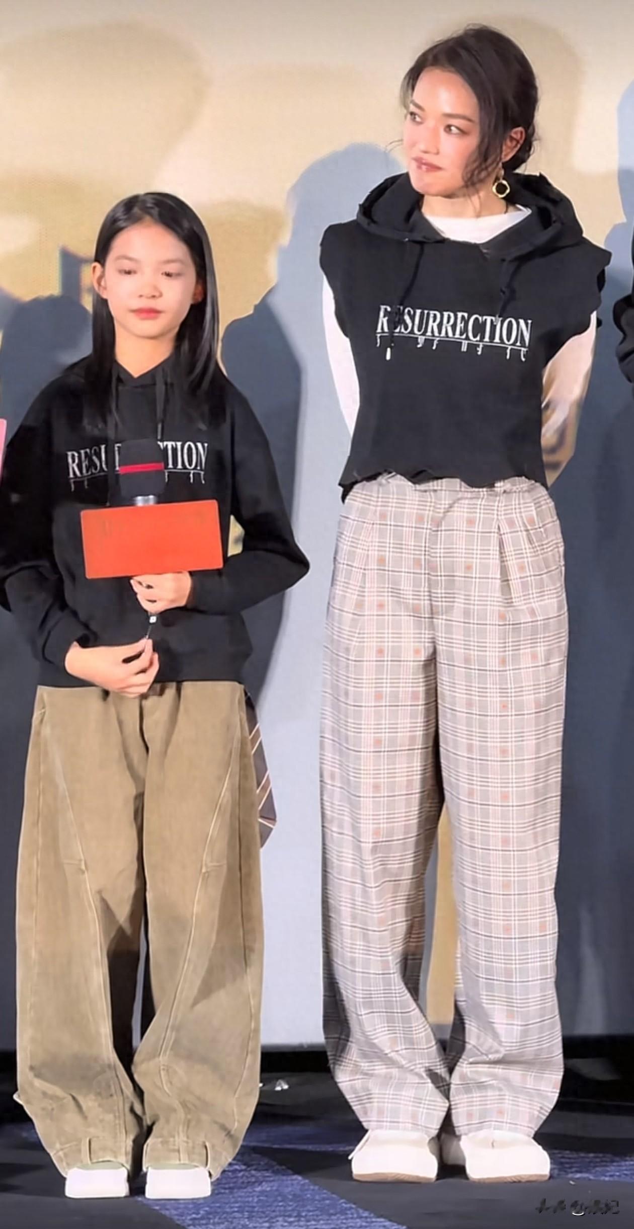 49岁舒淇活动穿搭：白色打底衫+黑色无袖上衣+格子裤，嫩得像29岁