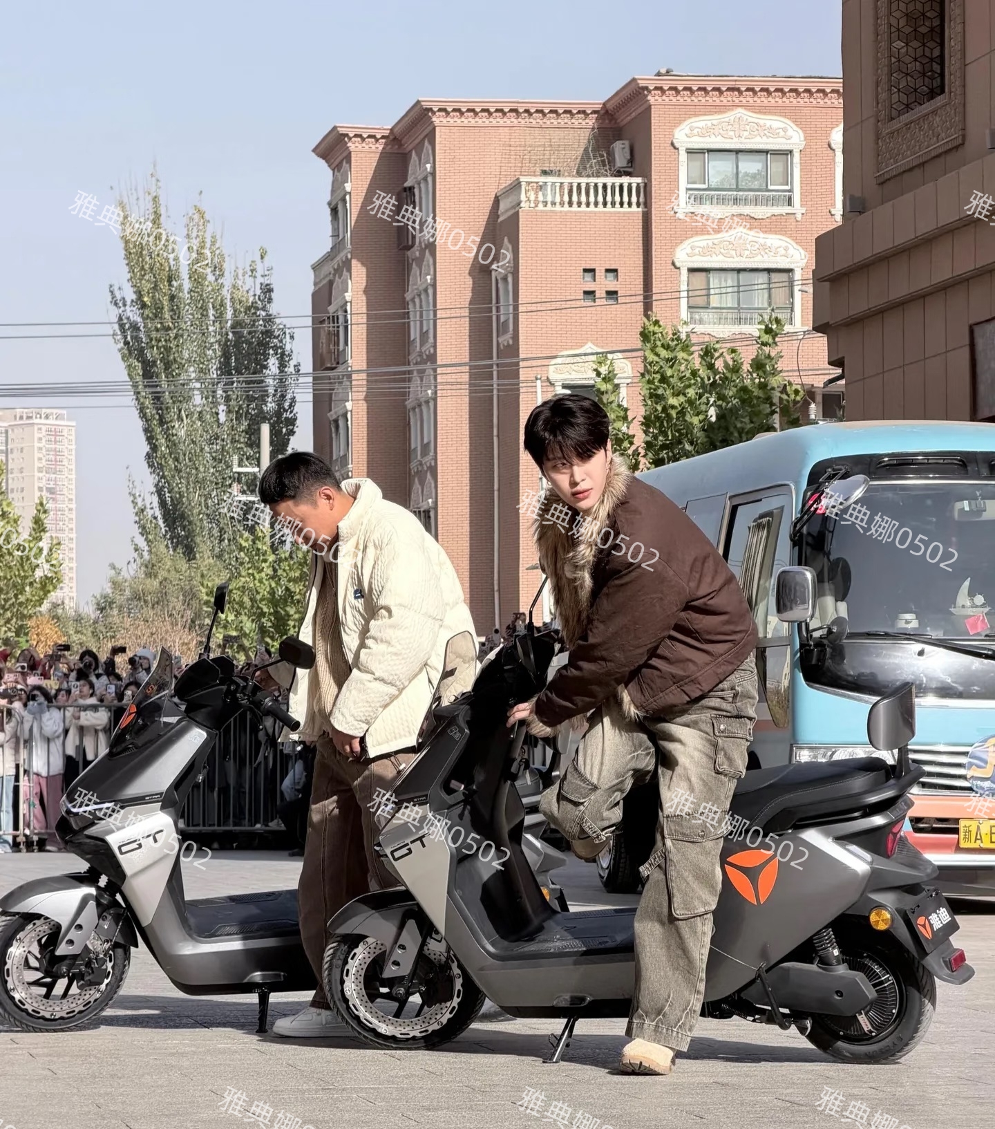 喀什古城偶遇跑男录综艺，白鹿好美，范丞丞和李晨互动居然不尴尬