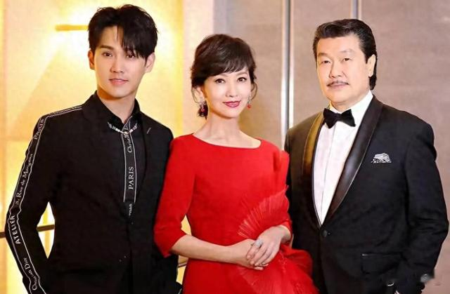 赵雅芝直播间被骂一把年纪还出来卖笑,气得手发抖还坚持介绍产品