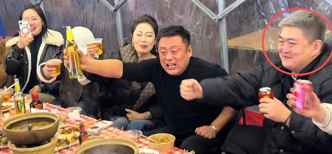 赵本山儿子带团队聚餐吃地摊,28岁染了一头白发,三个细节太圈粉